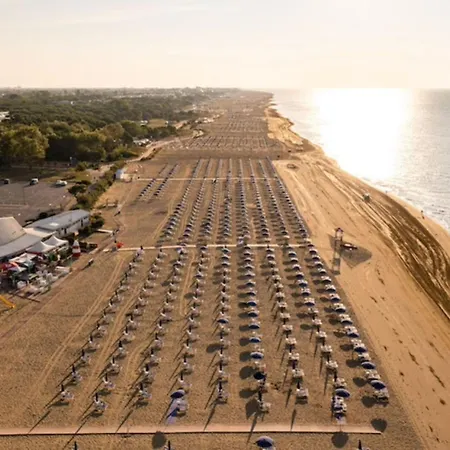 Stylish And Equipped Retreat For Four Bibione